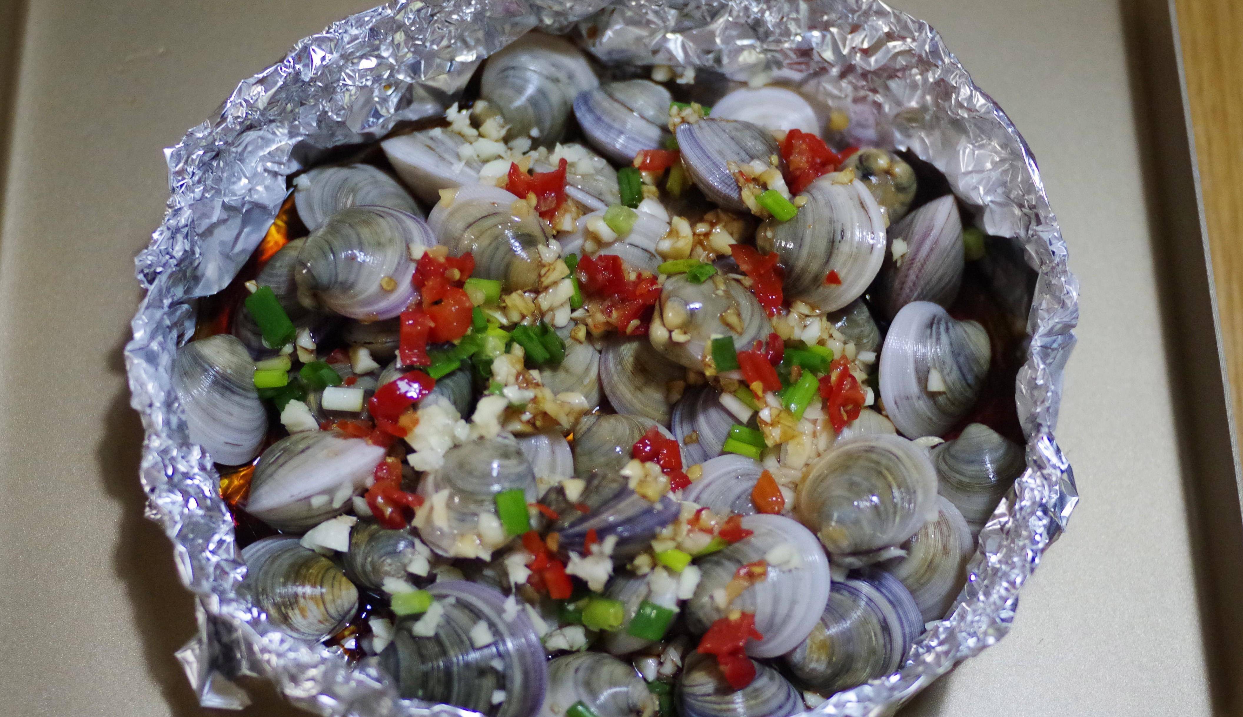 家常烤箱版烤蛤蜊,用这么好的蛤蜊来烤,能不鲜美吗?_步骤_锡纸_小葱