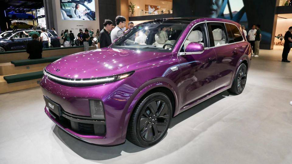 它的出现对于同级车型,甚至是一些豪华车型的市场地位都有冲击,理想的