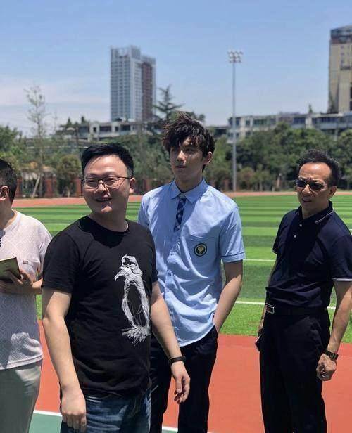 吴磊回校拍毕业照!