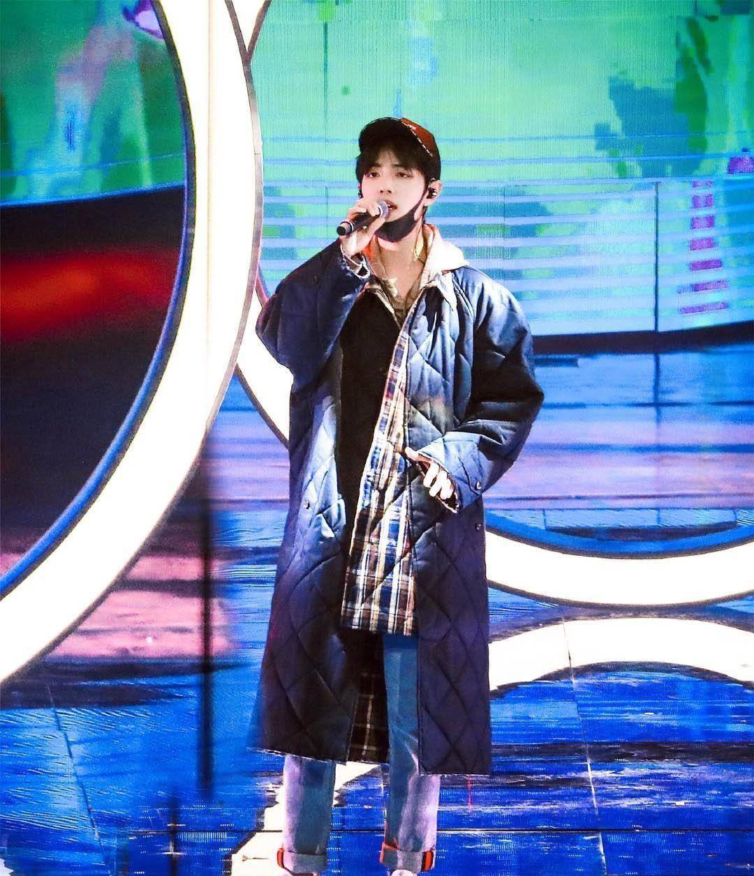 肖战最新彩排造型,棉服叠搭卫衣,29岁也依旧少年感十足!