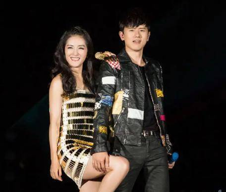 张杰谢娜一家五口逛商场被拍,两人分工带娃,小女儿发型太显眼_孩子