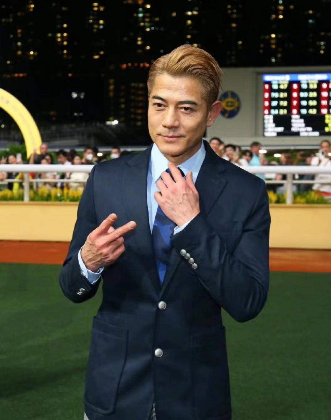 这次陪同郭富城看比赛,她更是选择了一整身的gucci,白色的合身连衣裙