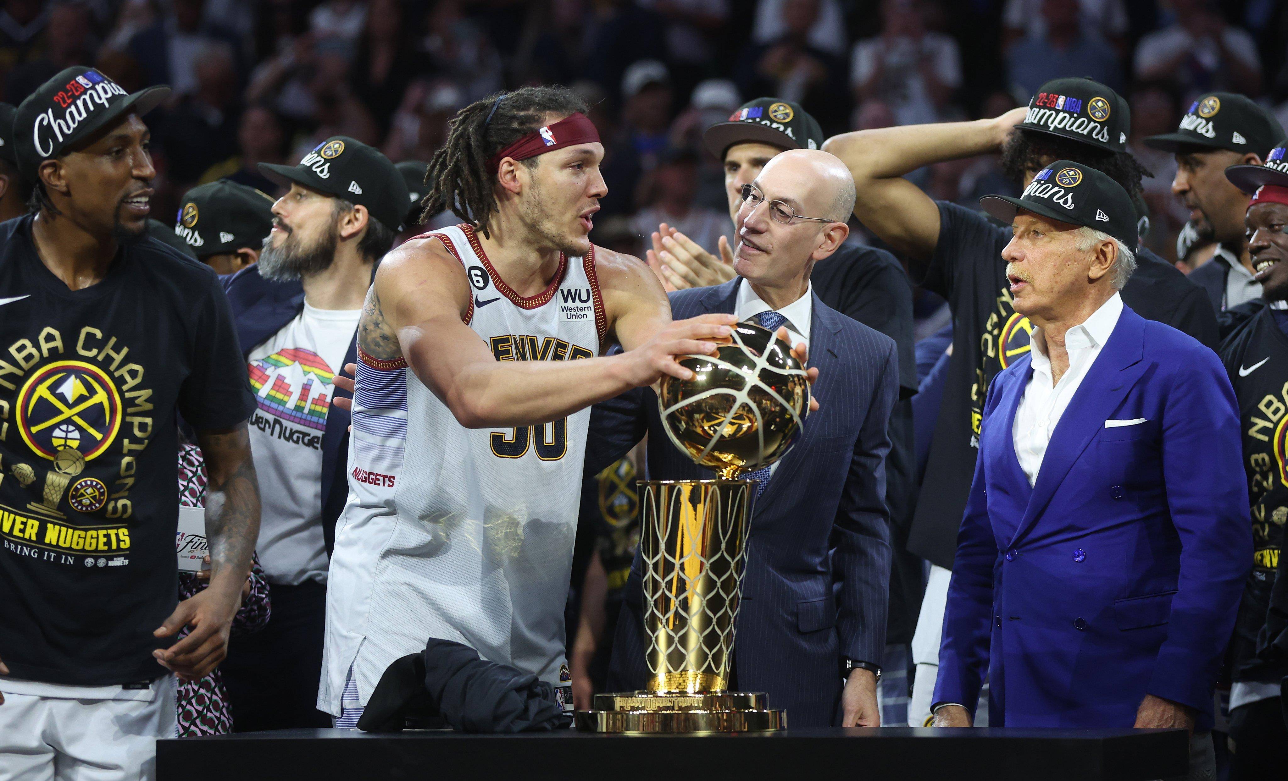 掘金夺冠后戈登疯狂庆祝:赤膊跑到街头狂欢 坐车窗抽雪茄嗨翻天_球迷