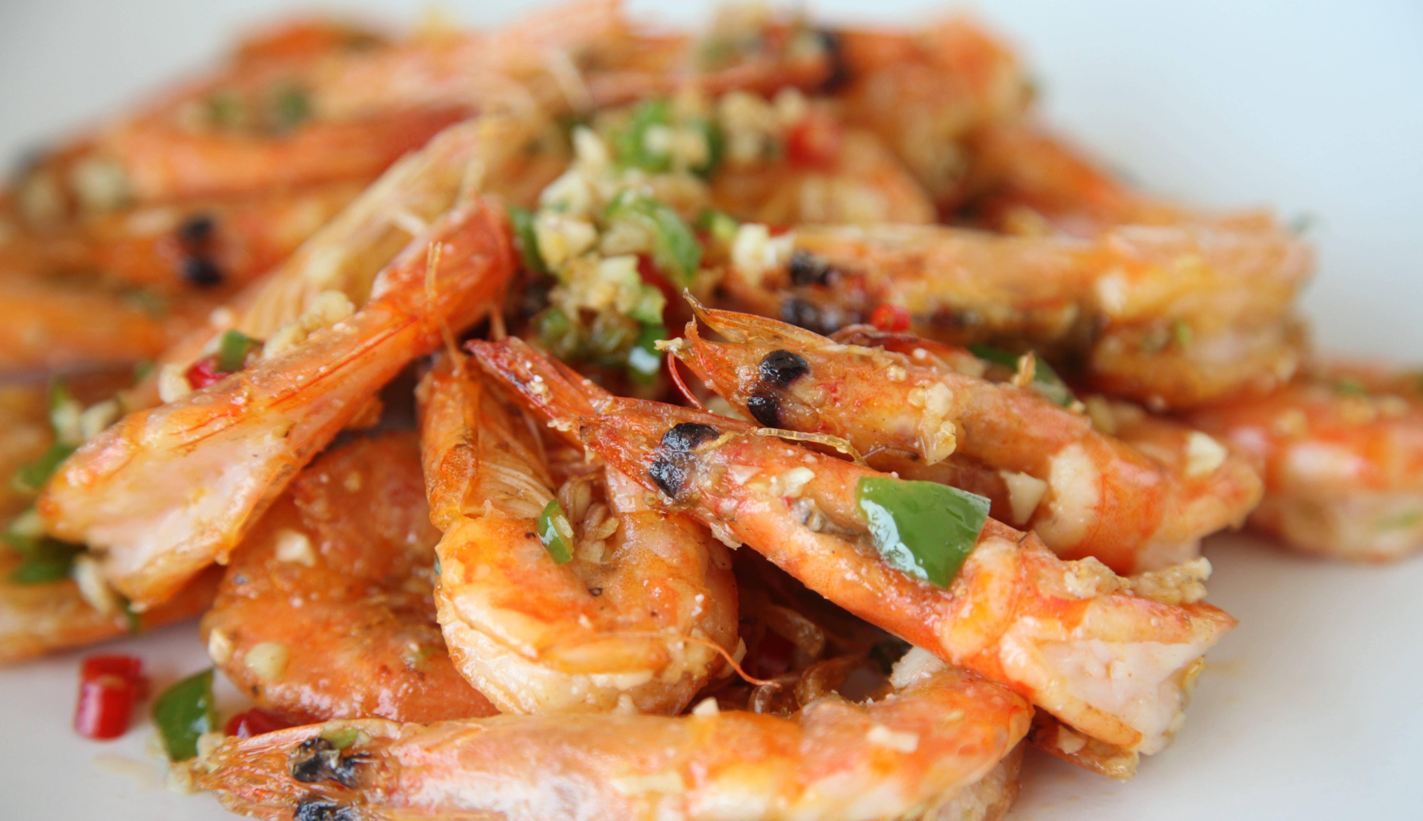 椒盐虾的简单做法,口感酥脆,老人小孩都爱吃_红椒_洋葱_料酒