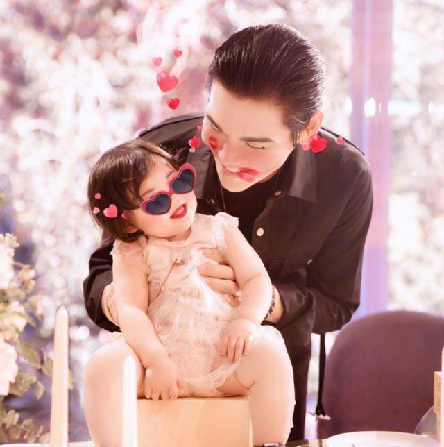 向佐郭碧婷为女儿办生日宴,向太发博公开小奶黄正脸照_向太跟_孙女