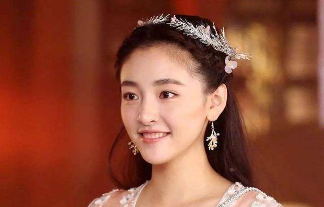 吴世勋是她"男友",鹿晗是她师父,如今黄子韬又成她上司?