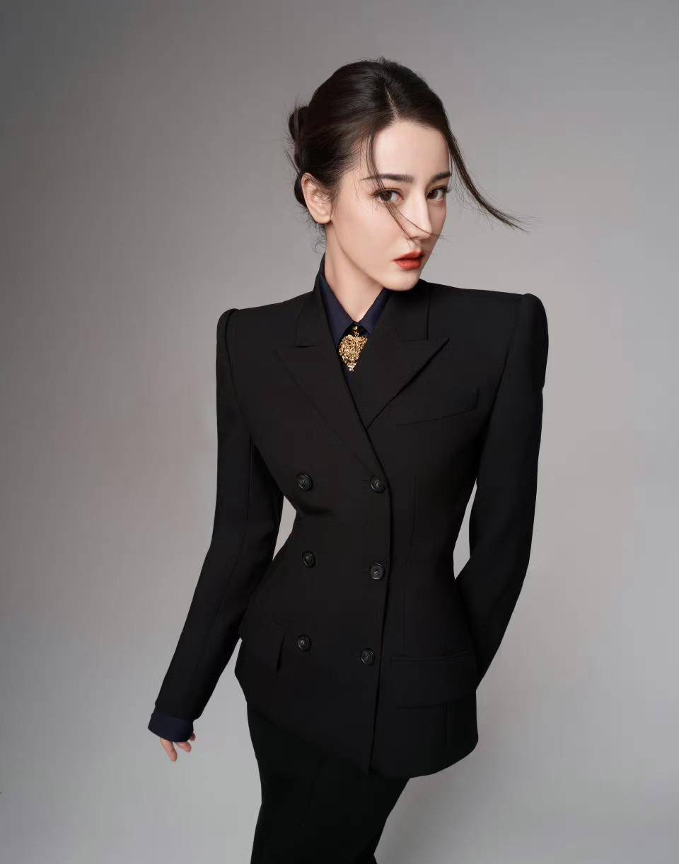 迪丽热巴:黑色西装显自信犀利,轻松有型_造型_时尚_传统