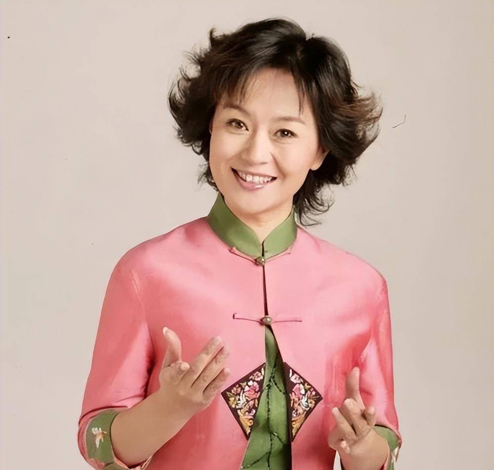 还记得《大风车》中的鞠萍姐姐吗?