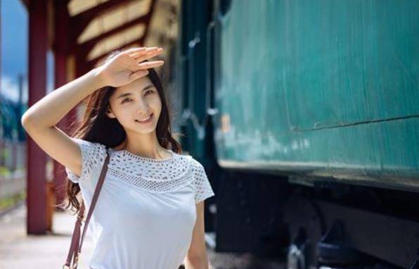 五旬老汉出上联:美女怕日手遮阴,姑娘羞怒回下联,堪称经典!