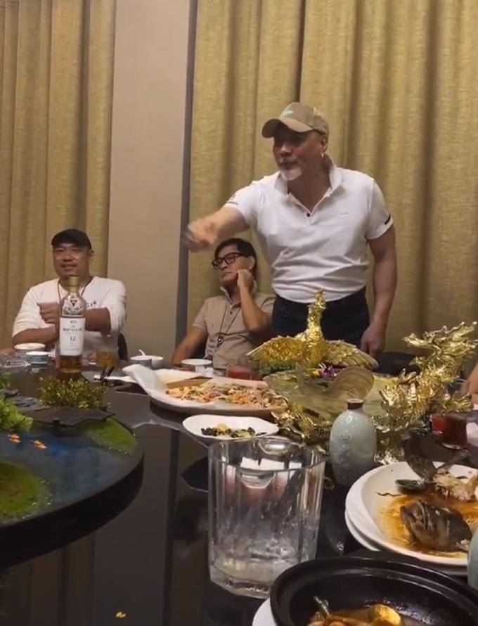 香港老牌男星身材,70岁徐少强一身肌肉,62岁李子雄身材修长_保养_健身