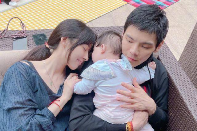 向佐郭碧婷为女儿办生日宴,向太发博公开小奶黄正脸照_向太跟_孙女