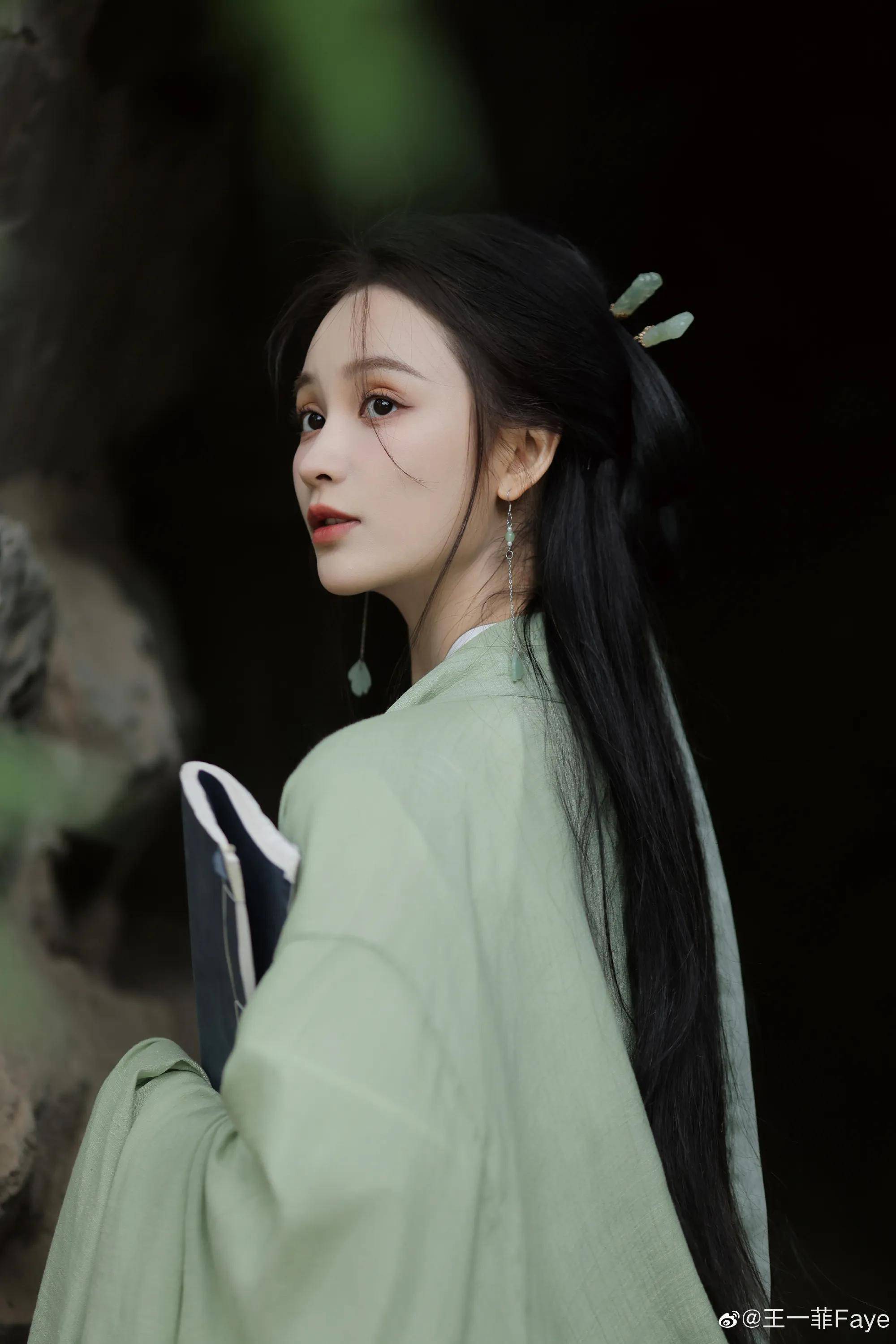 王一菲28岁生日古风写真 一袭绿衣娉婷婀娜 清新唯美_热播_剧中_耳坠