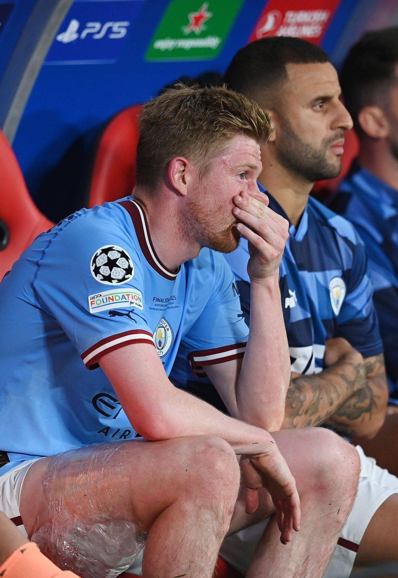 坐在板凳上的丁丁,泪流满面,心情十分低落.