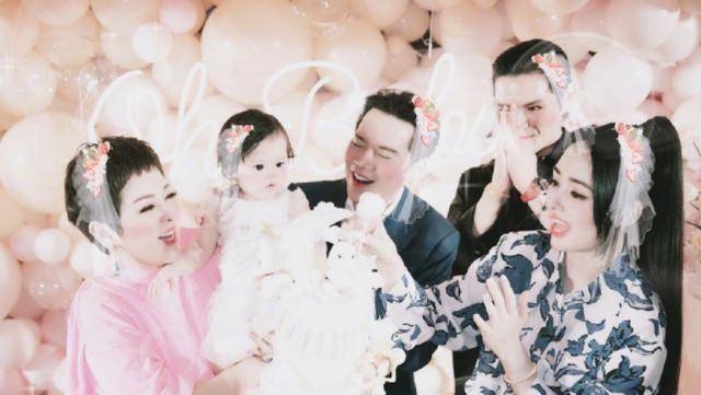 向佐郭碧婷为女儿办生日宴,向太发博公开小奶黄正脸照_向太跟_孙女