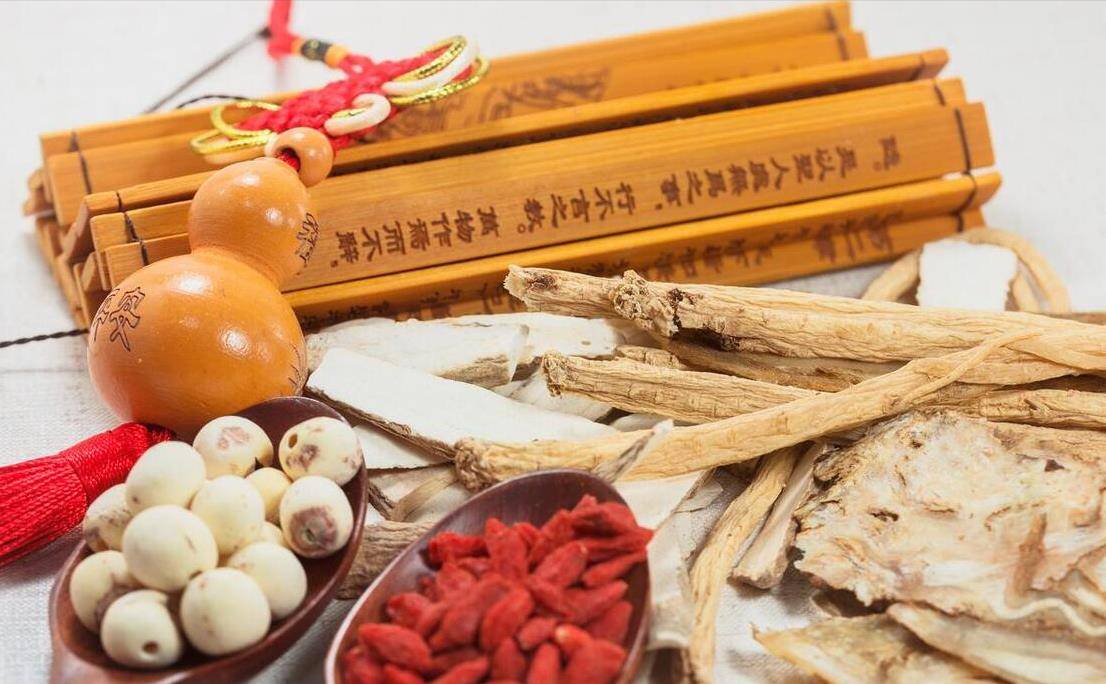 当归10g,川芎10g,金银花10g,防风10g,蜂房5g,牡丹皮10g,忍冬藤10g