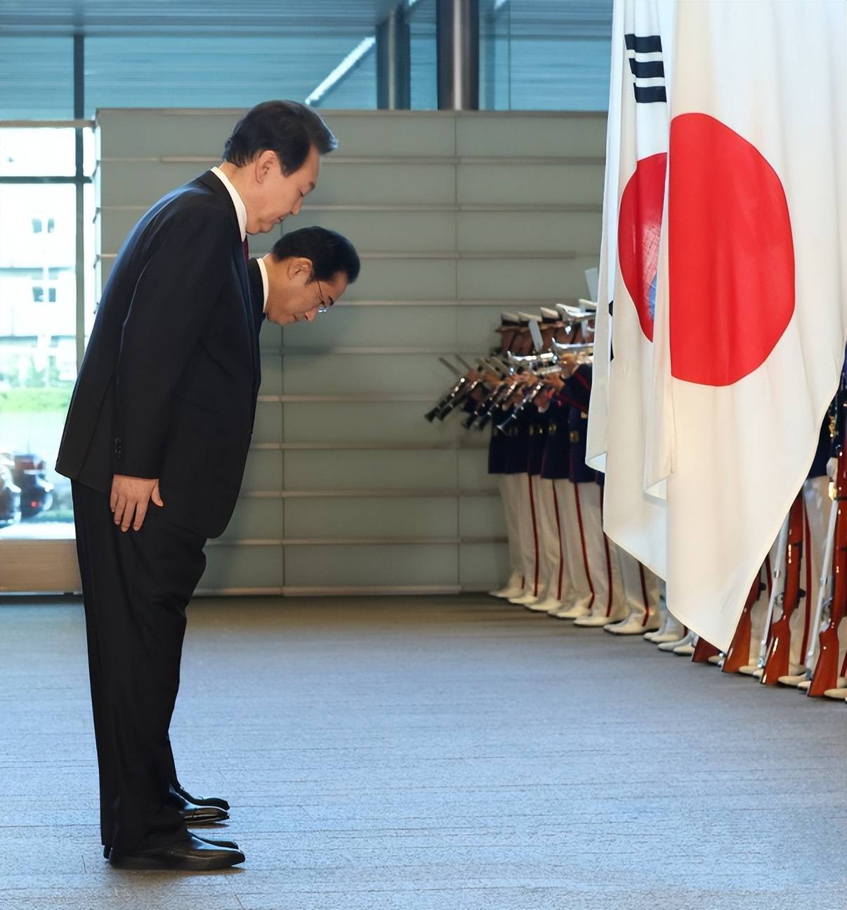 尹锡悦向日本国旗鞠躬众所周知,自尹锡悦上台后,首尔方面就走上了一条