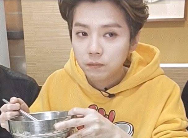 鹿晗丢弃偶像包袱做吃播超卖力,颜值下跌,肉眼可见的胖了_直播_时候