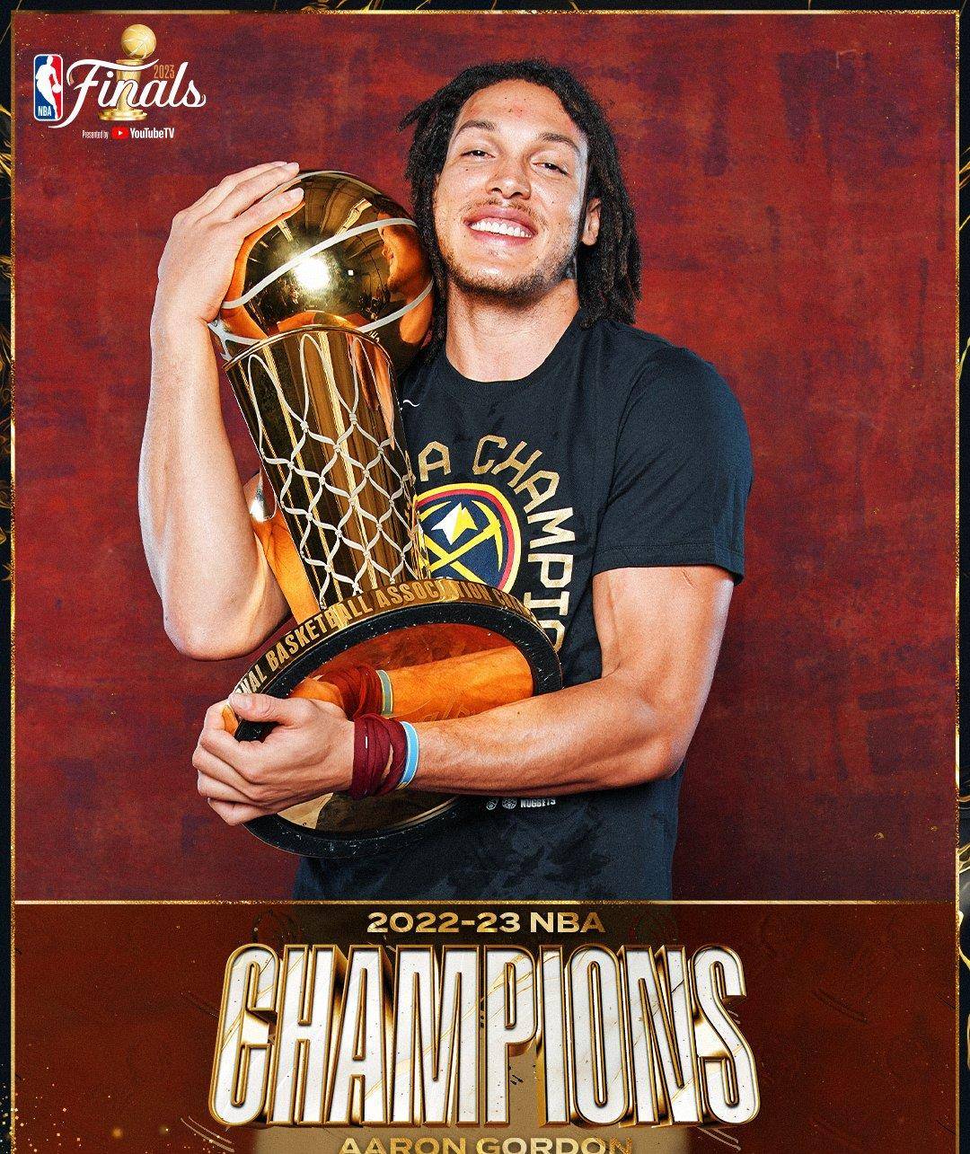 掘金夺冠后戈登疯狂庆祝:赤膊跑到街头狂欢 坐车窗抽雪茄嗨翻天_球迷