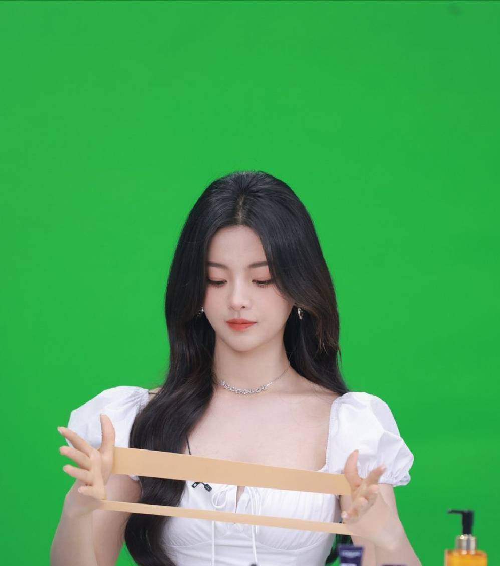 女星杨超越身穿白色芭蕾舞短裙可爱如公主,微翘的嘴巴配上甜美的小胖