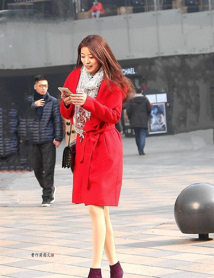 喜欢肉丝的人越来越多,美女用肉丝搭配春装,穿出更多轻盈感_丝袜_效果