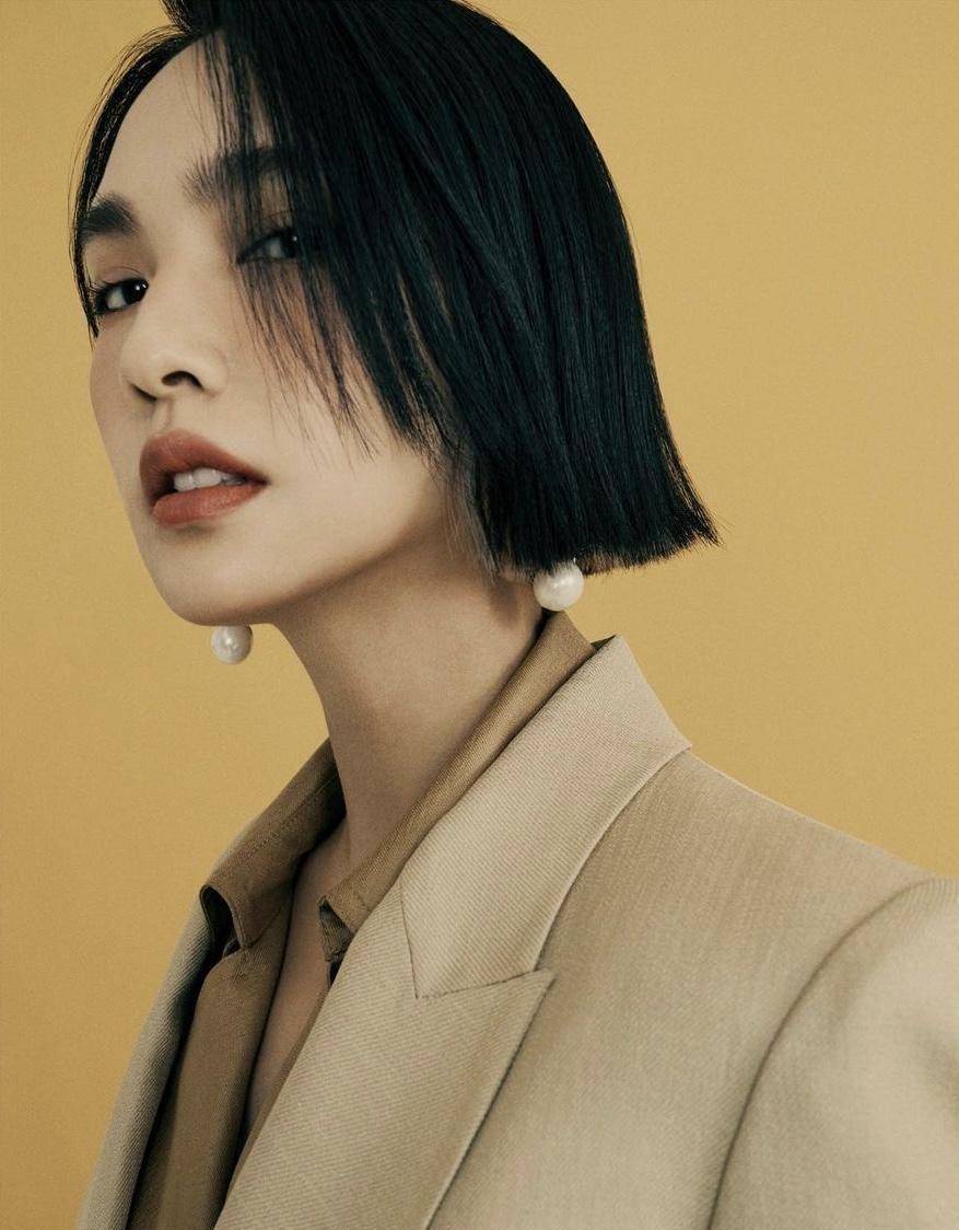 杨丞琳机场好随意,衣着宽松瞬间凸显年龄,搭牛仔外套好清新_衬衫_西装