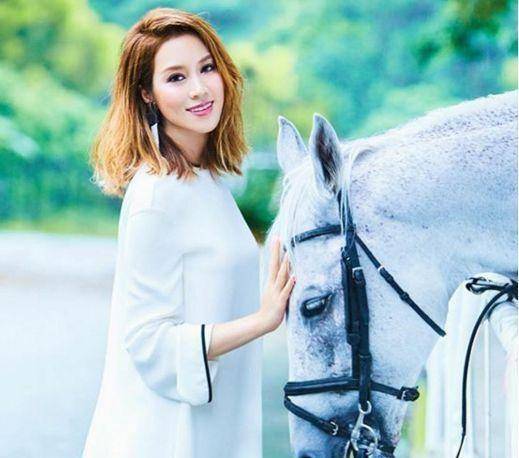 徐子淇拍摄杂志封面,鲜衣怒马翩翩佳人,堪称完美!_白马_成语_王子