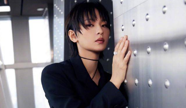 杨幂为周笔畅成团打call:16年后我争气了!