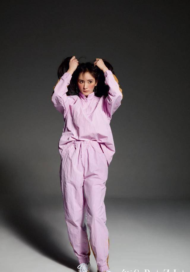 杨幂登红秀11周年封面,慵懒卷发复古穿搭女神范十足,美丽非凡_运动服