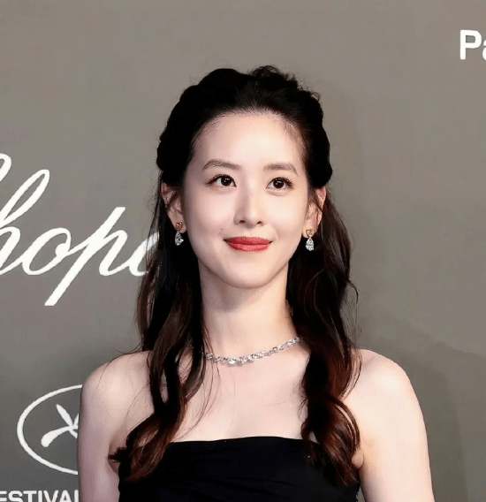 29岁章泽天近况曝光,穿8w黑裙难掩身材臃肿,身家被扒超1500亿_因为