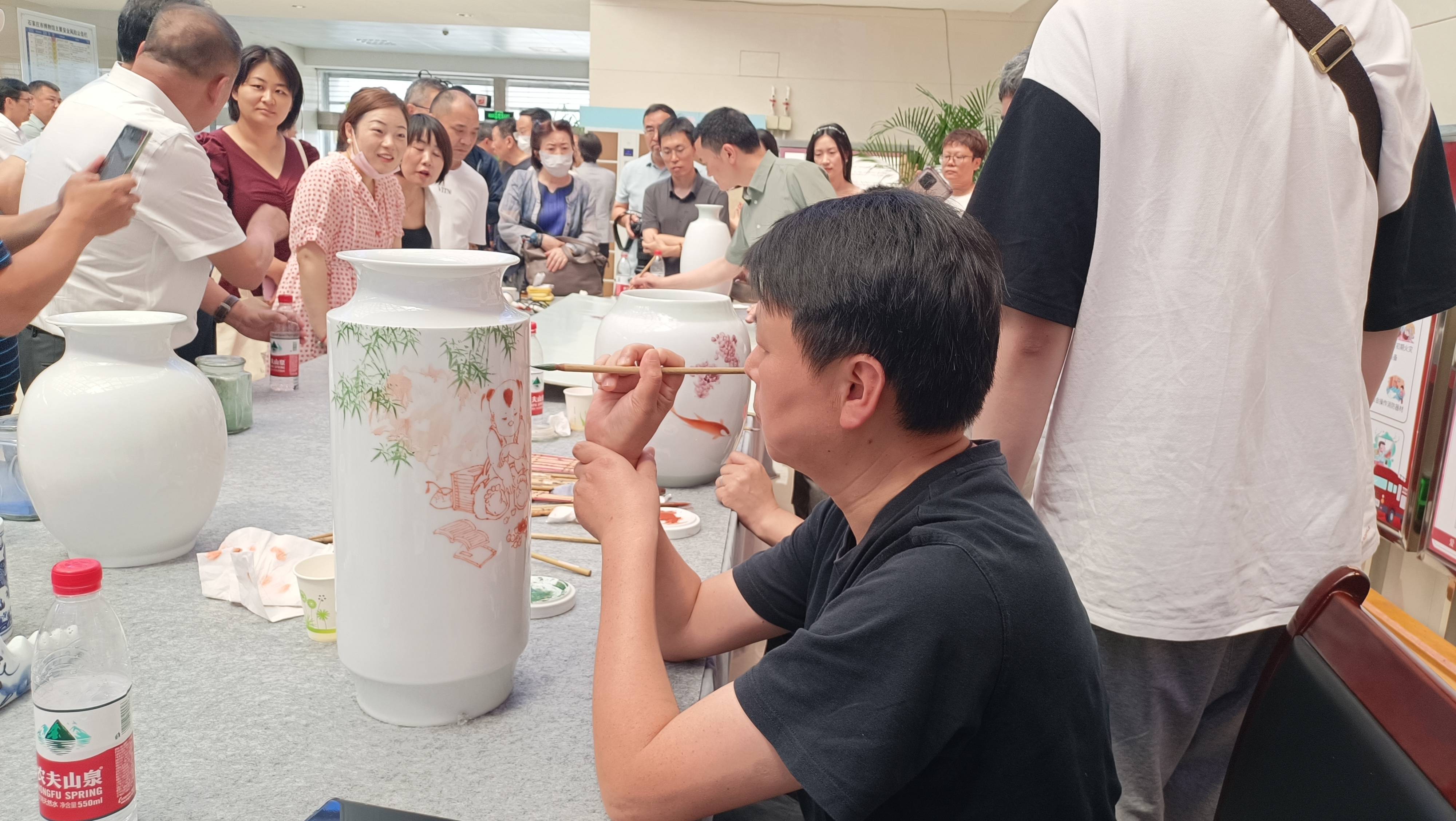 莅临此次活动的艺术家有中国工艺美术大师刘文斌;江西省陶瓷艺术大师