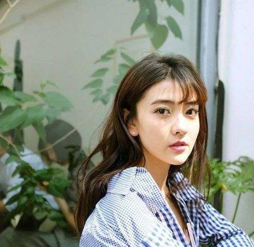 小花梁洁和"大叔"蒲巴甲恩爱现身机场,终于明白为何不选邢昭林_袋子