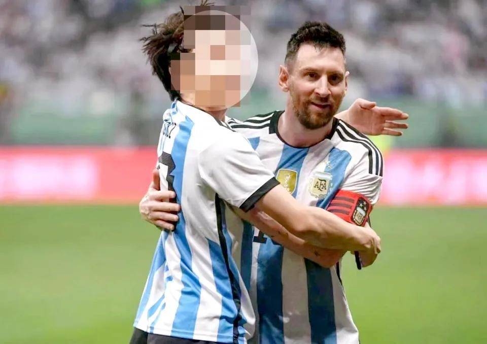 18岁青年闯球场与梅西合影,事后骂安保是屎,为啥说非拘留不可?