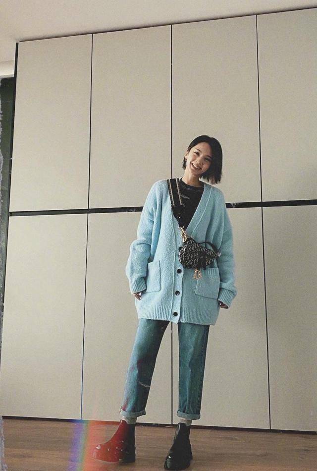 杨丞琳踢馆成功当队长,发博回应评价张柏芝,黑色运动衣显年轻_牛仔