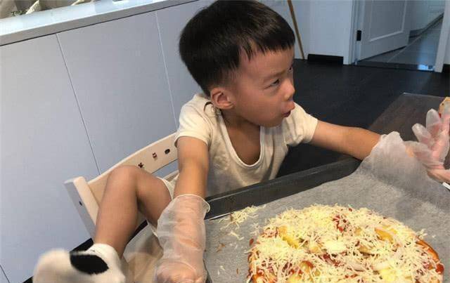 谢楠带孩子探班吴京,晒一家三口背影照幸福甜蜜_硬汉_儿子_形象