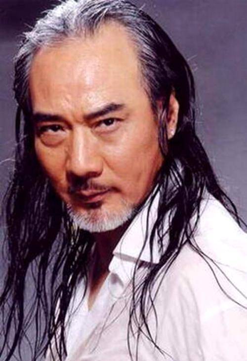 曾和郑少秋齐名,是周星驰年轻时仰慕的大侠,后成星爷的配角_徐少强