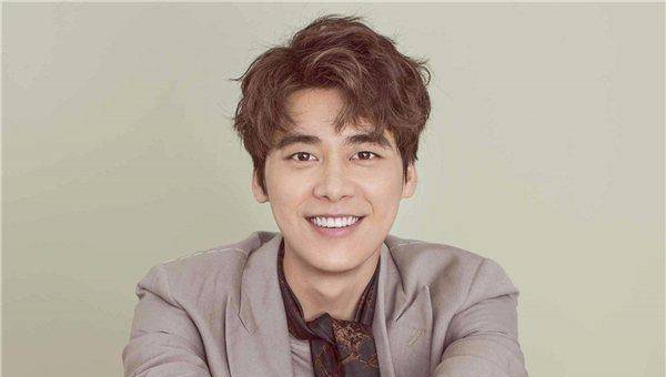 杨超越看邓伦的眼神都有点藏不住,帅气的男孩子都多吃香?