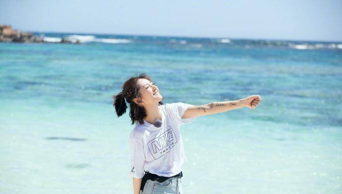 谢娜跳伞,把张杰和宝宝名字写手臂上,秀恩爱不怕网友怼_给予_声音