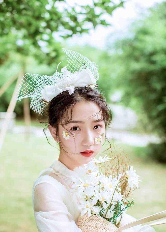 但从她的近照来看,还是很活泼开朗的,许烁,05年出生的,小小年纪就出演