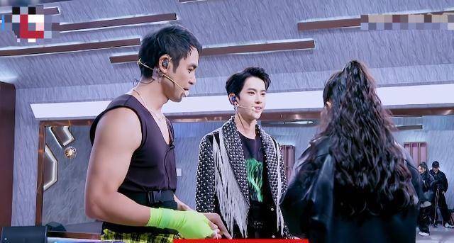 杨幂主动探班于朦胧,看清大幂幂手上的东西后,明道酸的太明显了_哥哥