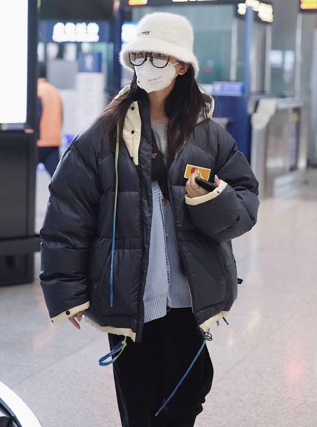 杨超越不要风度要温度,穿14750羽绒服走机场,果然颜值高任性_造型