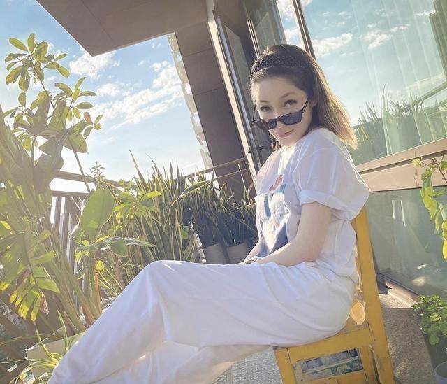 萧亚轩久违晒美照,被狗咬伤近一年,脸上不见疤痕恢复如初_黄皓_回应