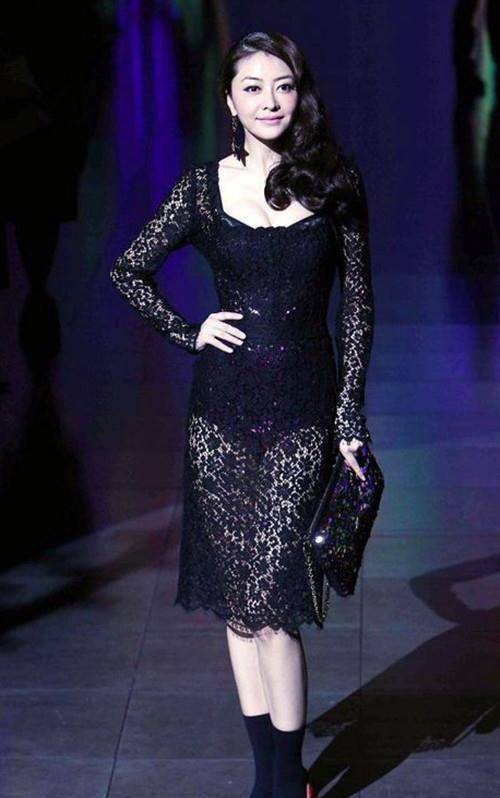 熊黛林和陈奕迅同框,穿黑色蕾丝秀超模腿,陈奕迅搞怪"自嘲"_服装_风格