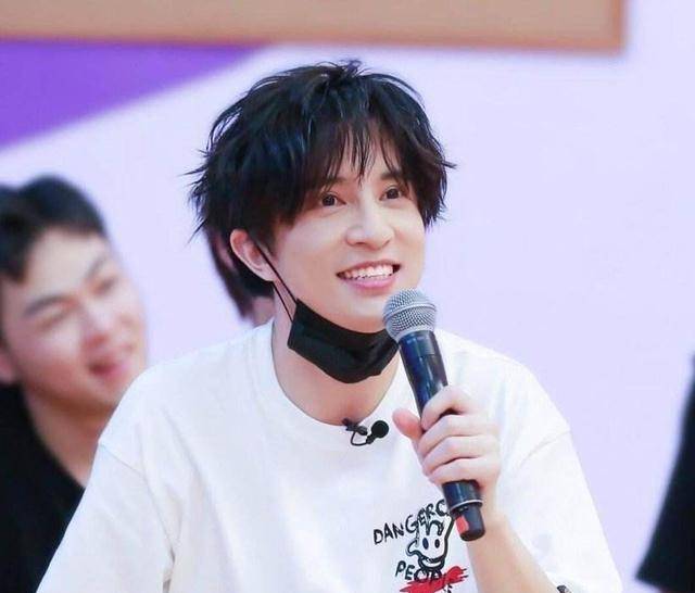 薛之谦主动拔掉奶奶氧气管,赚再多的钱也没有,救不了亲人!