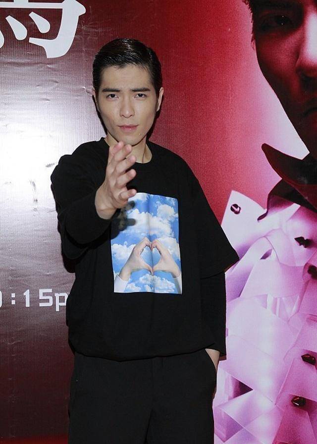 萧敬腾一拿话筒就下雨,这一连连的下雨事件到底是巧合还是灵异_网友