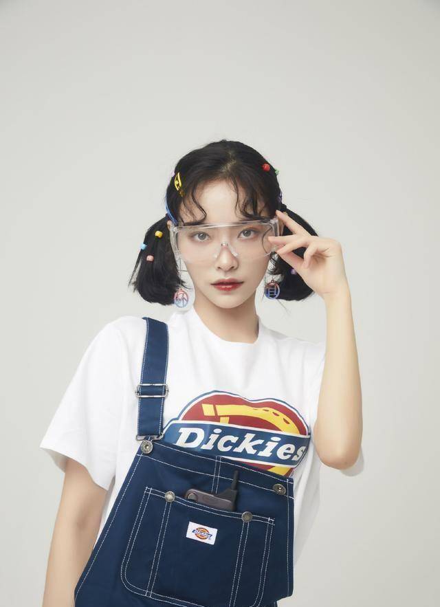 红色_女孩子_黑色贝雷帽