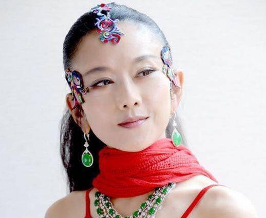 杨丽萍和台下"孔雀男"的合照,网友大呼难以接受,对此你怎么看?