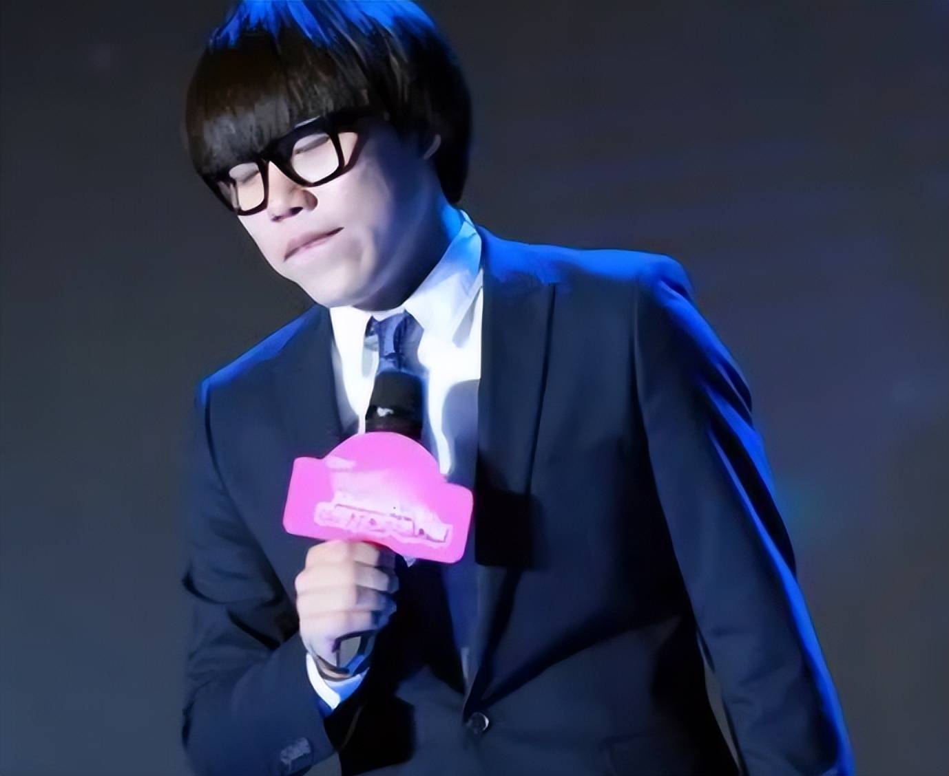 张恒远将葬李琦送别,亲人灵堂前搓麻将,千人告别花圈摆了一条街_毕夏