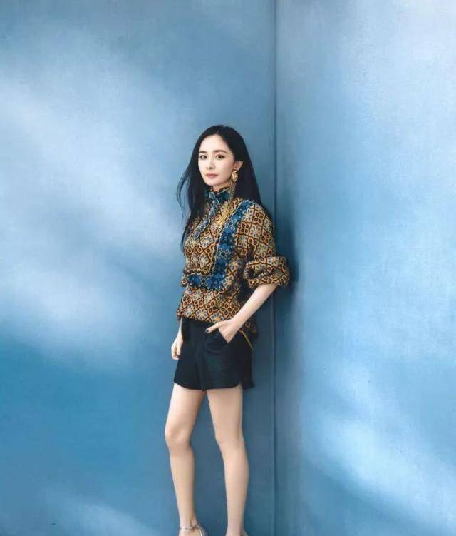 杨幂为秀美腿又开发新招数!