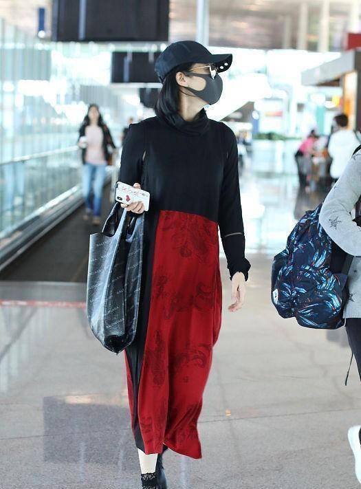 许晴穿皮衣配长裤,50多岁还跟小姑娘似的,穿着帅气又个性_显得_黑色