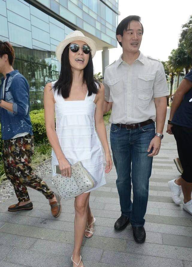 杨采妮夫妇合体,老公不帅但身材壮硕,她穿白裙扮美却瘦出年龄感_个人